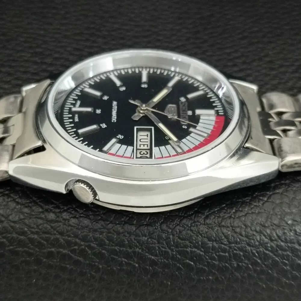 Vintage 1974 Seiko Automatic Mens Silver Watch W/daydate & Red accents